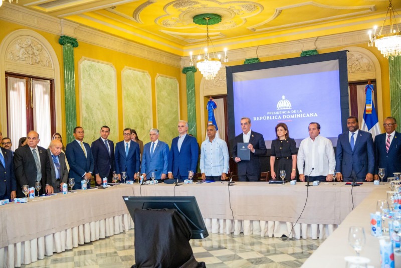  Luis Abinader signe un pacte national sur les politiques de l’État en réponse à la situation en Haïti