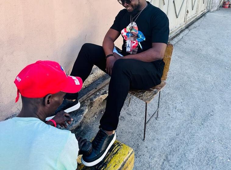  Le métier de cireur de chaussures en Haiti