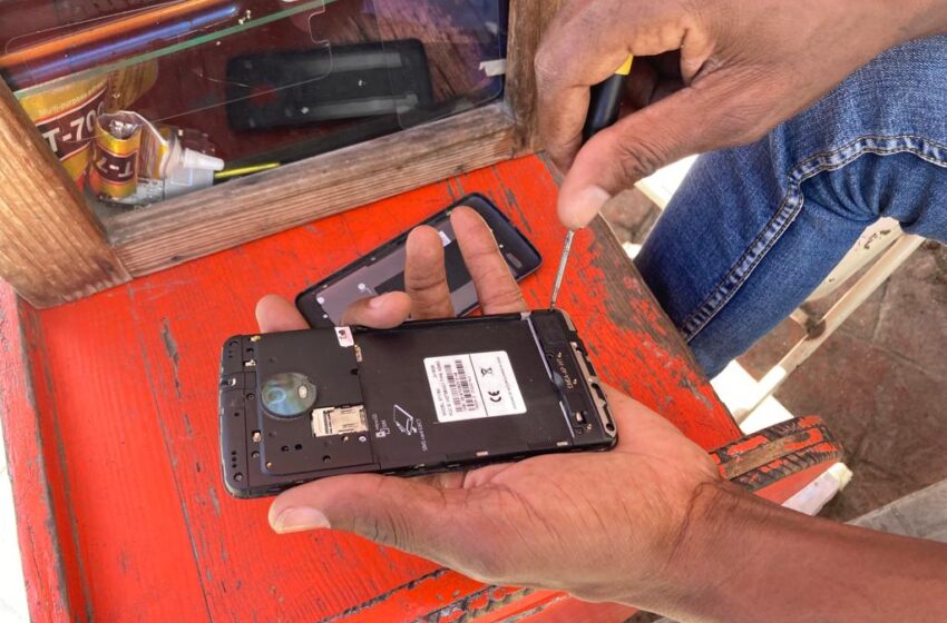  En Haïti, certains jeunes s’en sortent bien grâce à la réparation de téléphones