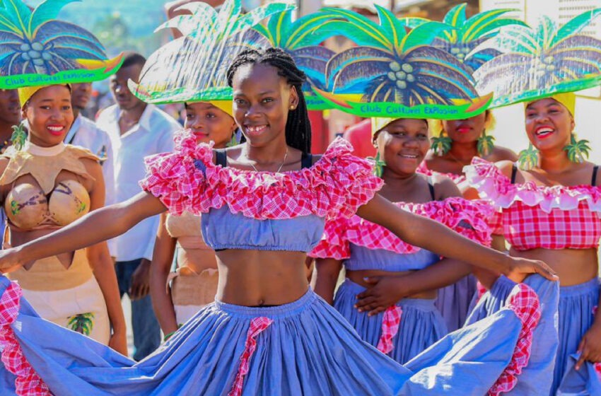 Le carnaval national de Jacmel 2024 sous le thème : « Pandan n ap danse. Ann planifye yon nouvo Ayiti »