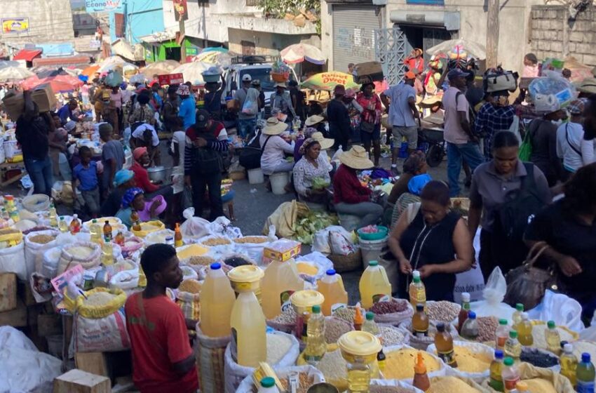  En Haïti , des marchés publics sont transformés en une deuxième résidence pour des marchands de rue.
