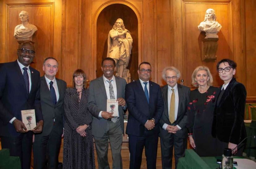  Dany Laferrière remporte le Grand Prix des Ambassadeurs francophones à Paris