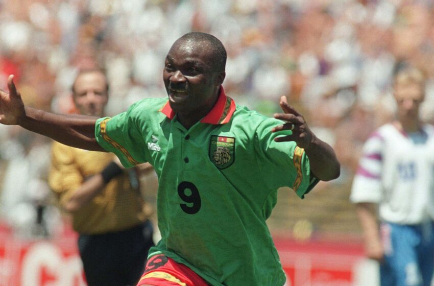  Roger Milla célèbre ses buts lors de la Coupe du Monde 1990 en exécutant la « Makossa »