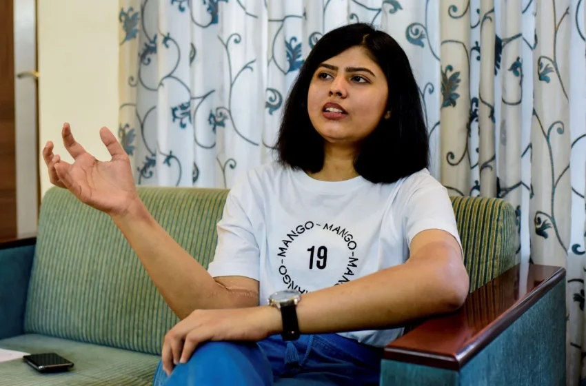  Une femme indienne amputée reçoit des mains d’un donneur masculin ; les médecins sont intrigués par le changement de couleur de peau et de taille des nouveaux membres après l’opération
