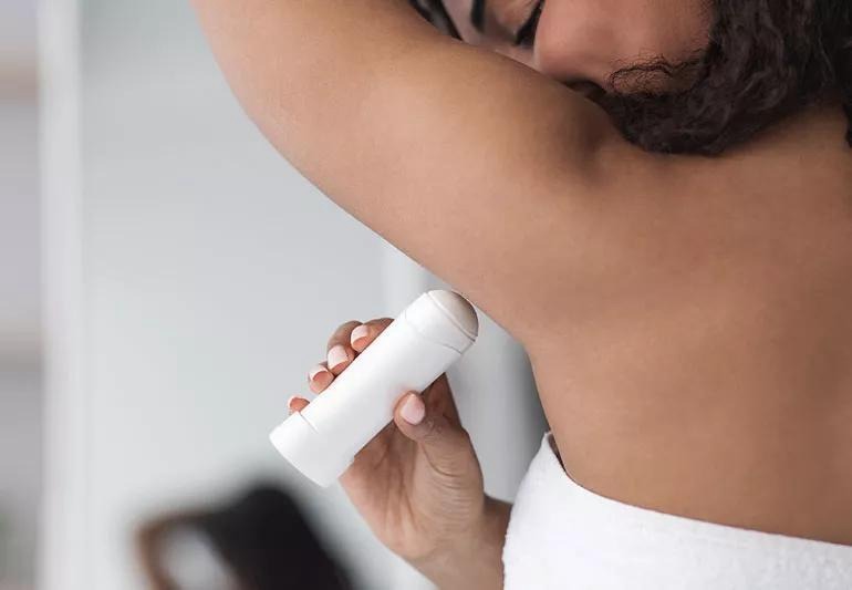  Saviez-vous que le déodorant augmente le risque de cancer du sein ?