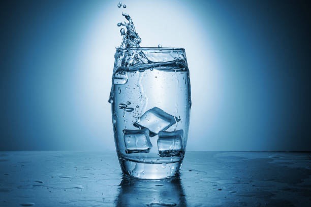 Faut-il craindre l’eau glacée ? Quand la fraîcheur soulève des questions