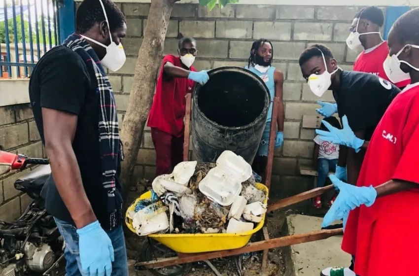  La jeunesse se mêle à la dynamique d’assainissement du sous-commissariat de Pérédo