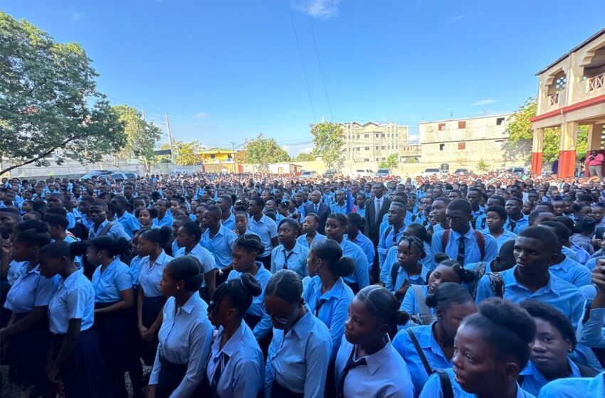  Le ministre de l’Éducation nationale, Nesmy Manigat, rend visite au Lycée Horatius Laventure