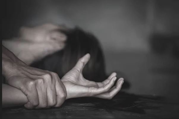  Anpil moun ap sibi zak vyolans sou plizyè fòm nan fwaye yo, poukisa yo pa toujou renmen pale sou sa ?