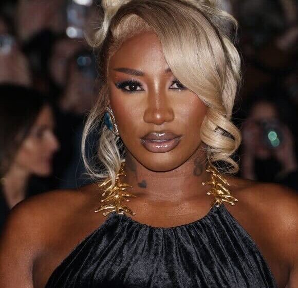  Aya Nakamura réplique à ses détracteurs et reçoit un soutien massif face aux attaques racistes