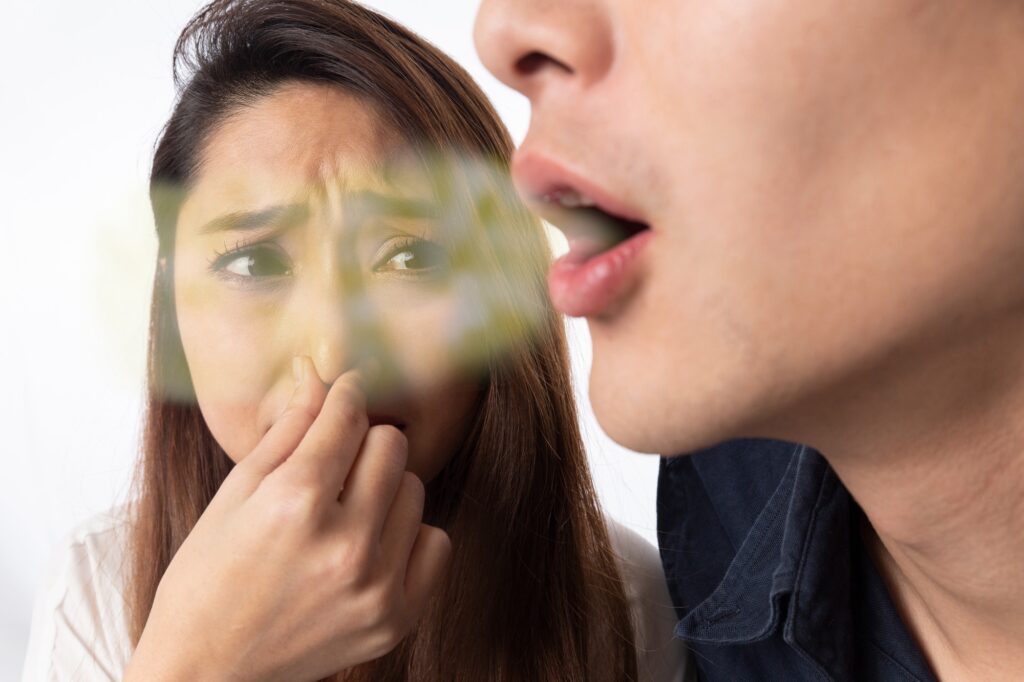 Mauvaise haleine : causes, solutions et conseils pour une bouche fraîche