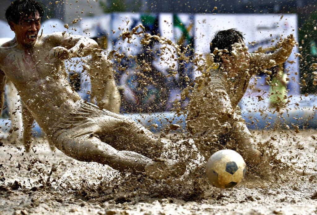 Le « swamp soccer » ou football de boue 