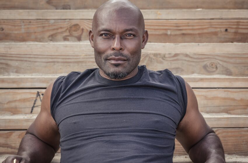  Jimmy Jean-Louis : son roman autobiographique sera disponible dès ce 24 octobre