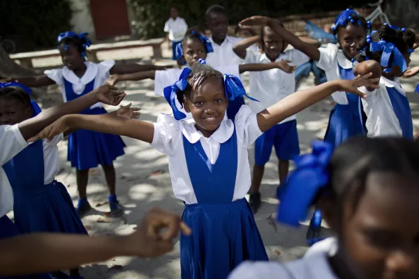  Sispann pran èd k ap  defòme idantite nou