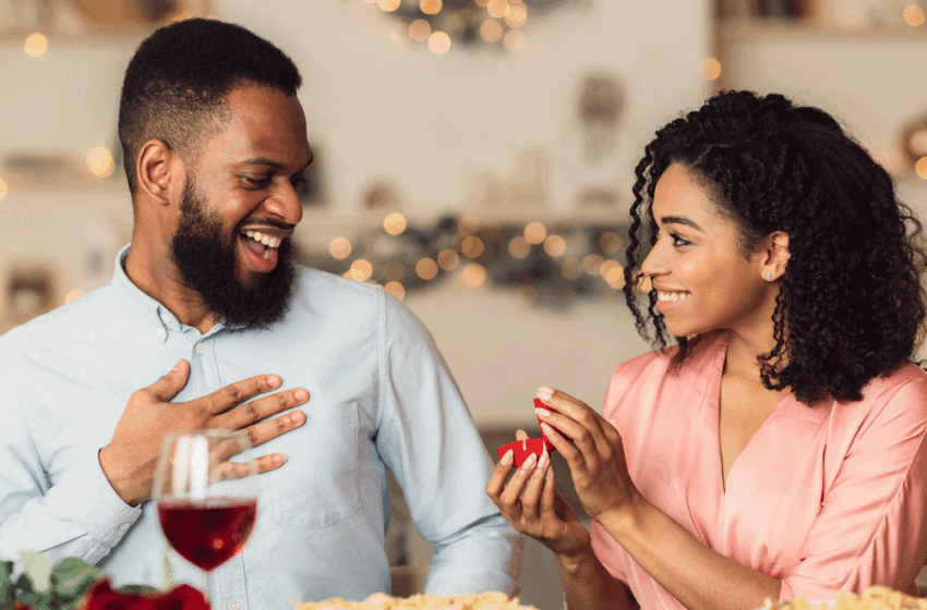  Lè yon fanm deklare lanmou li: poukisa sosyete a gade sa mal?