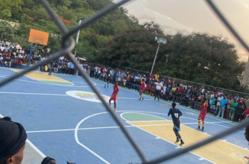  Comme beaucoup d’autres zones du pays, à Canapé-Vert le football et les vacances se mêlent !