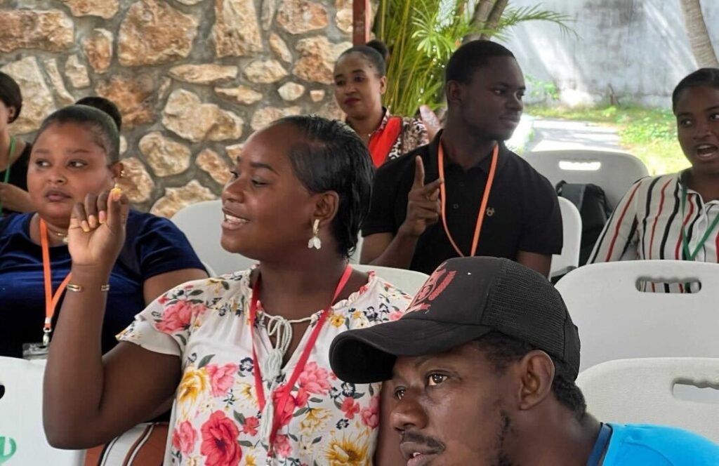 Haïti : des jeunes formés à la langue des signes pour mieux intégrer les personnes sourdes