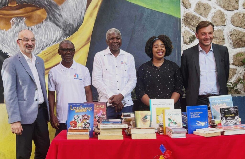 La Direction nationale du livre reçoit un don de 8 000 ouvrages pour les bibliothèques et les CLAC