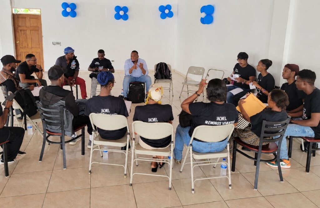 Trente jeunes en formation au cinéma documentaire à Jacmel