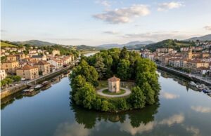 Saviez-vous qu&rsquo;il existe une île en Europe qui change officiellement de nationalité deux fois par an sans qu&rsquo;aucun coup de feu ne soit tiré ?