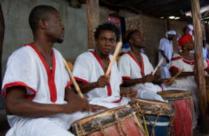 Èske w te konnen tanbou vodou yo sèvi kòm yon mwayen kominikasyon pandan seremoni&nbsp; yo?